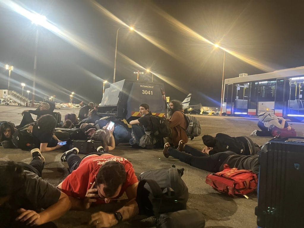在特拉維夫機場的旅客聽到緊報聲時，立刻趴在地上就地掩護。（圖／翻攝自FB@Mohammad Haris Khan）